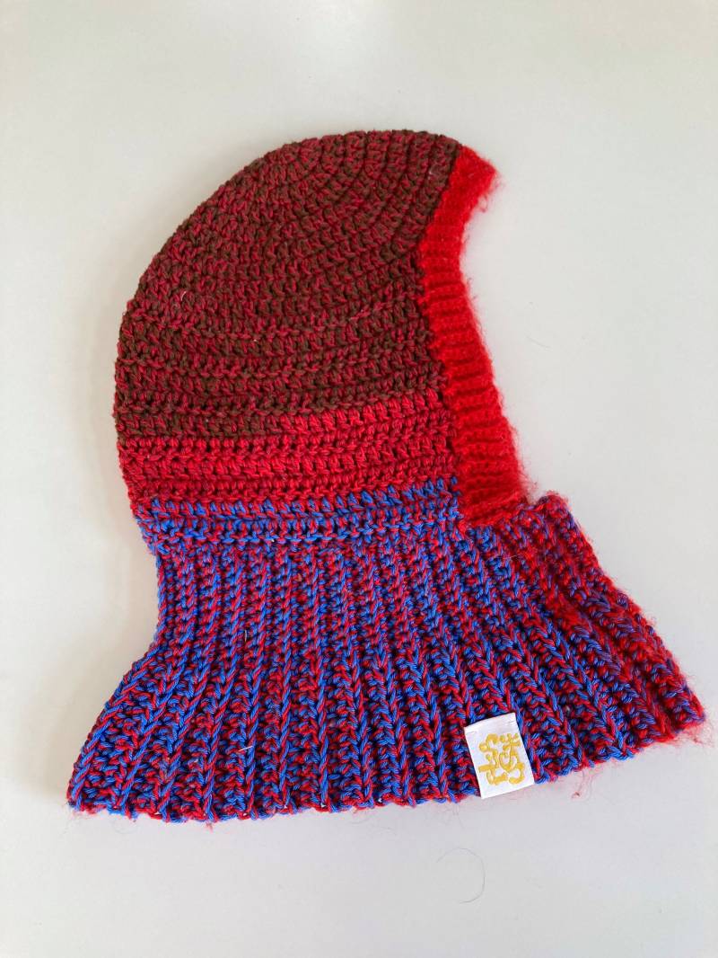 Besondere Häkel-Balaclava Mit Knöpfen Besondere Häkel-Balaclava Mit Knöpfen von FlaushArt