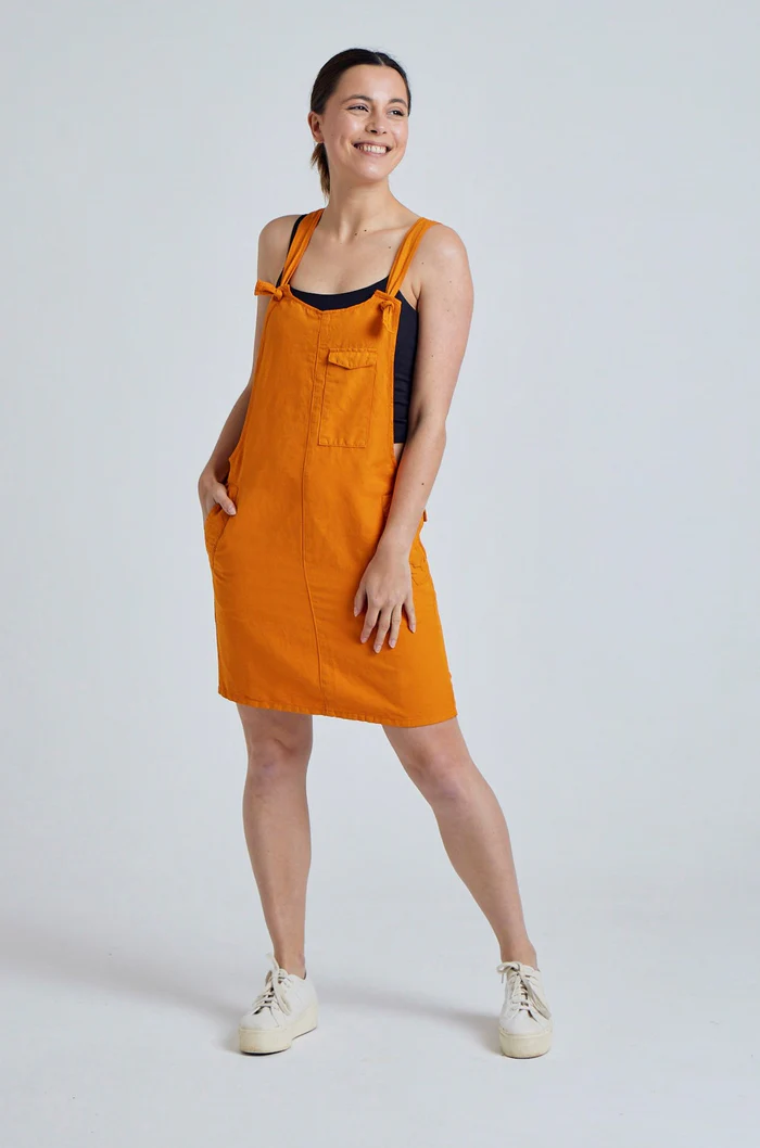 Latzkleid Modell: Peggy von Flax and Loom