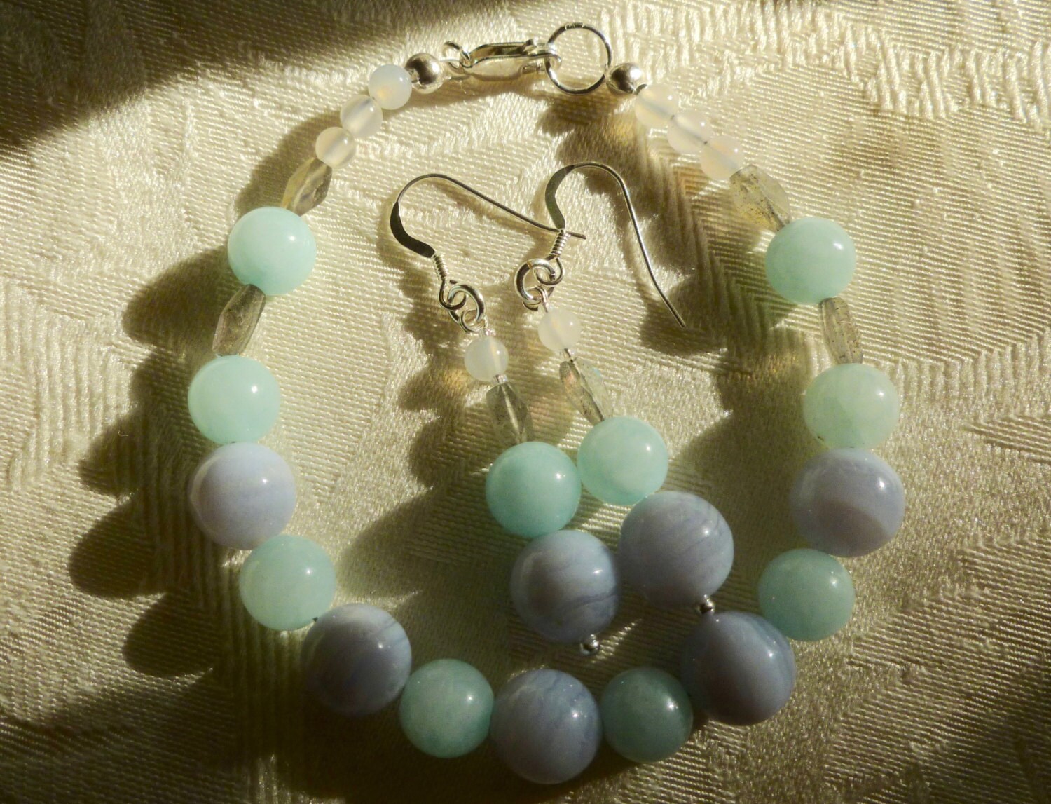 Facettierte Labradorit, Blauer Spitzen Achat, Mondstein & Blaue Jade Armband/Ohrring Set in Sterling Silber Boho/Retro Stil von FleaFlirt