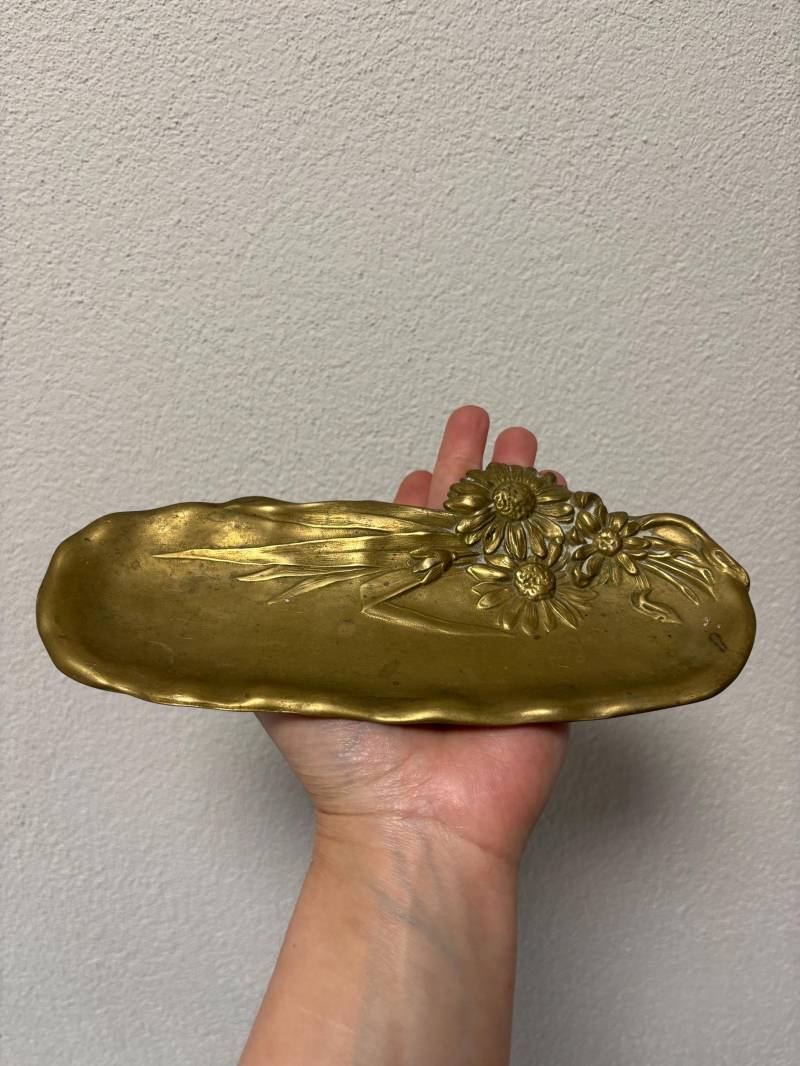 Messing Schmuckschale Ringschale Schreibtisch Ablage Dekorative Schale Blumenmotiv Vintage Blumen Messing Schmuckschale Ringschale Schreibtisch Ablage Dekorative Schale Blumenmotiv Vintage Blumen von FleasSchatz