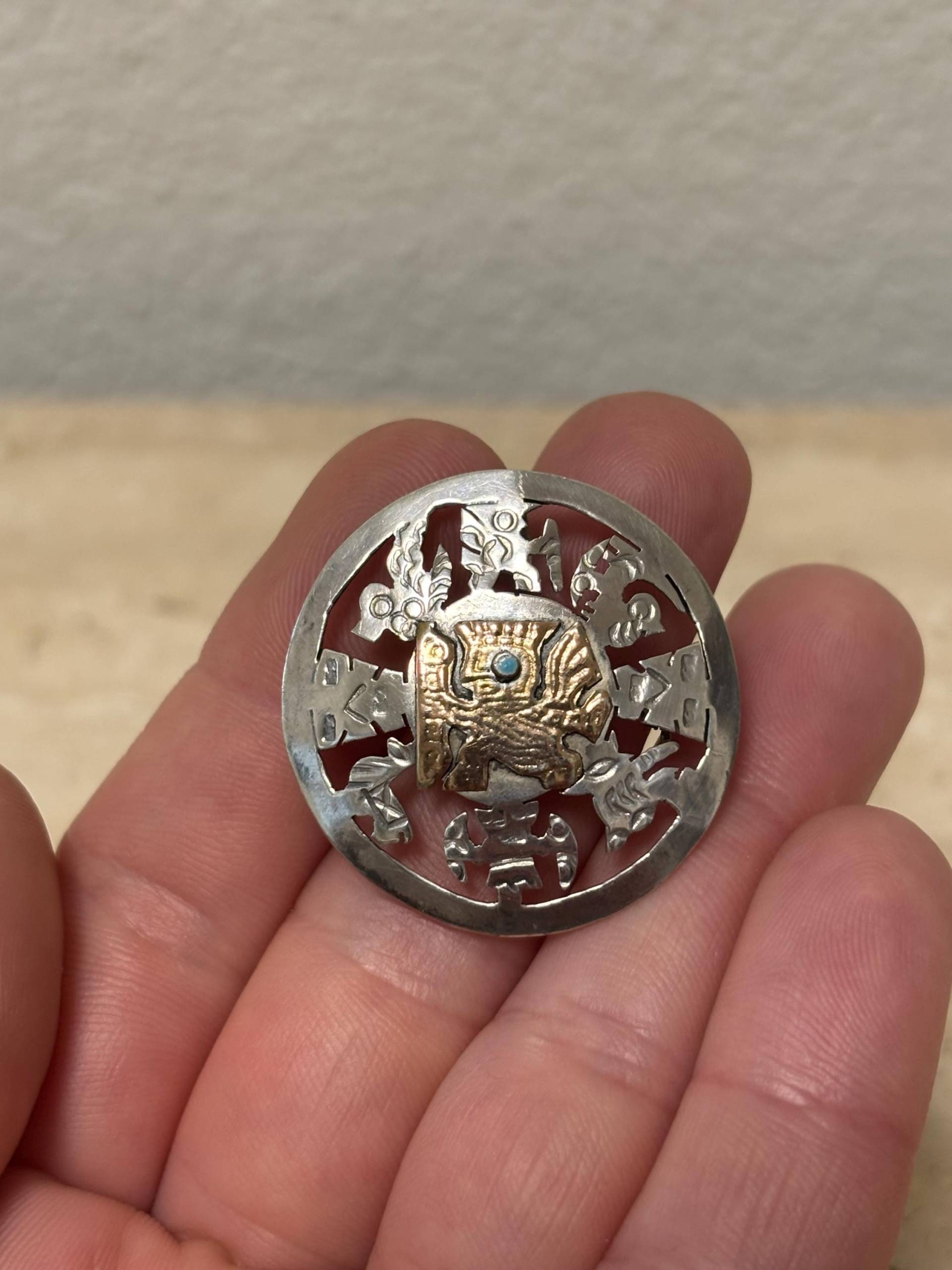 Peru 925 Silber Brosche Anhänger Vergoldet 18 K Azteken Südamerika Handmade Vintage Rund von FleasSchatz
