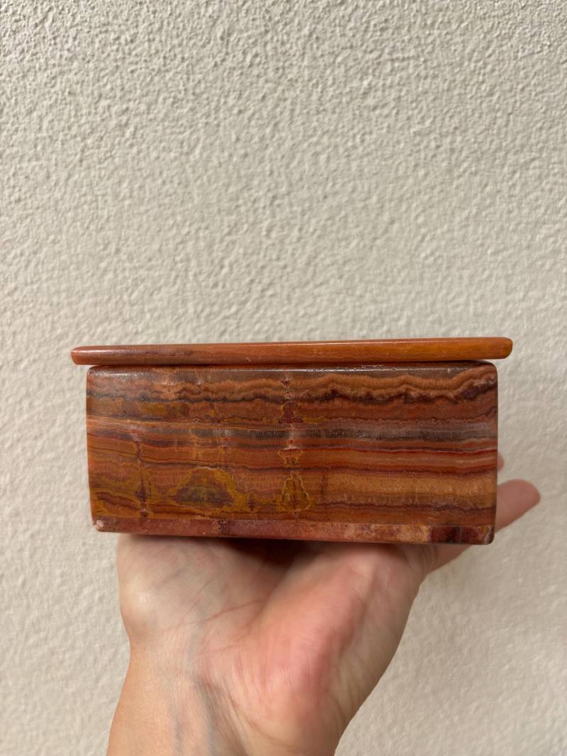 Vintage Onyx Marmor Münzbox | Schmuckdose Aus Stein 1970Er Jahre Handarbeit Edelstein Dose Braun Rot Gelb Schmuck Box Vintage Onyx Marmor Münzbox | Schmuckdose Aus Stein 1970Er Jahre Handarbeit Edelstein Dose Braun Rot Gelb Schmuck Box von FleasSchatz