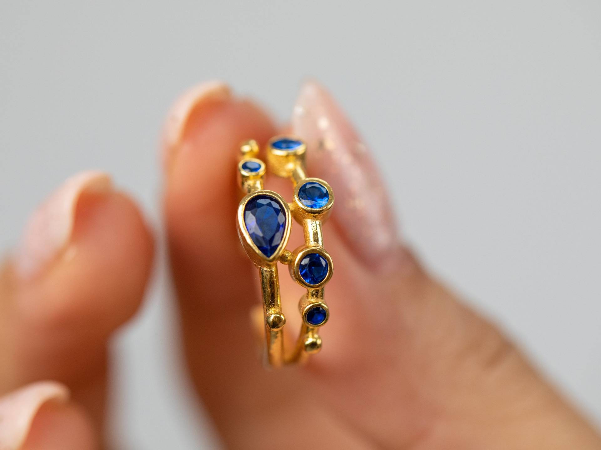 Blauer Zirkon 22K Gold Filled Ring Anpassbarer Stapelbarer Messingring Neujahrsgeschenk Für Sie von Flechazojewelry