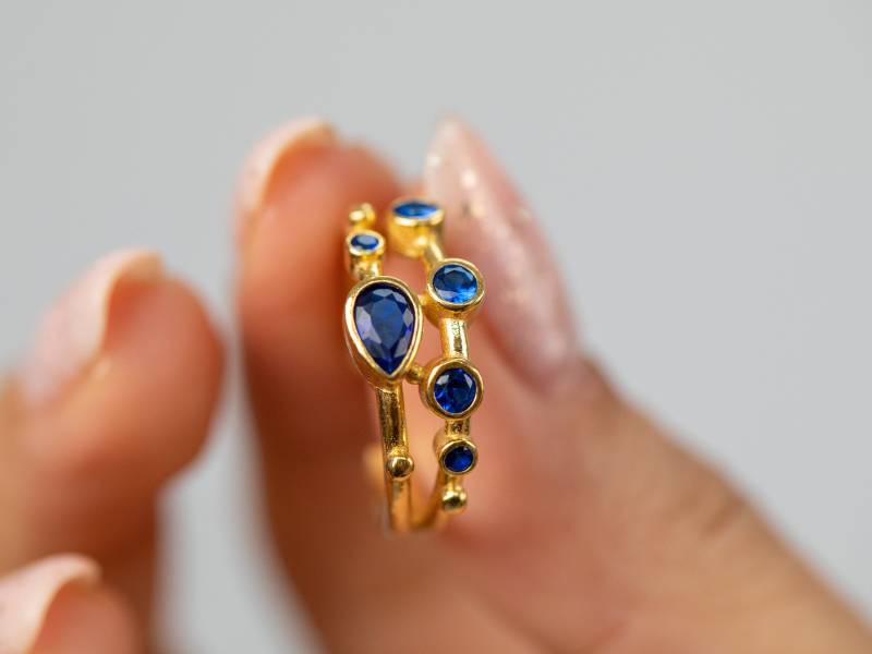 Blauer Zirkon 22K Gold Filled Ring Anpassbarer Stapelbarer Messingring Neujahrsgeschenk Für Sie von Flechazojewelry