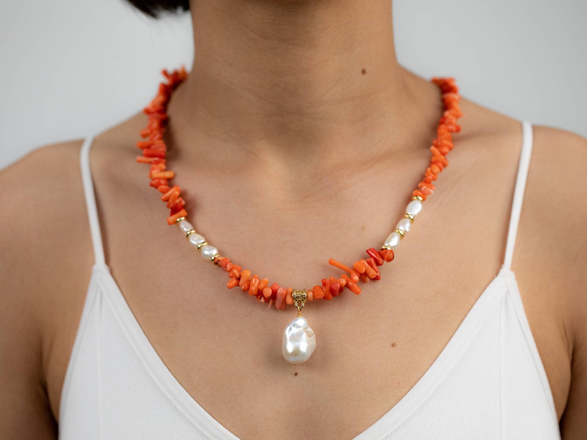 Boho Koralle Halskette Barock Perle Anhänger, 22K Gold Filled Kette Neujahrsgeschenk Für Sie von Flechazojewelry