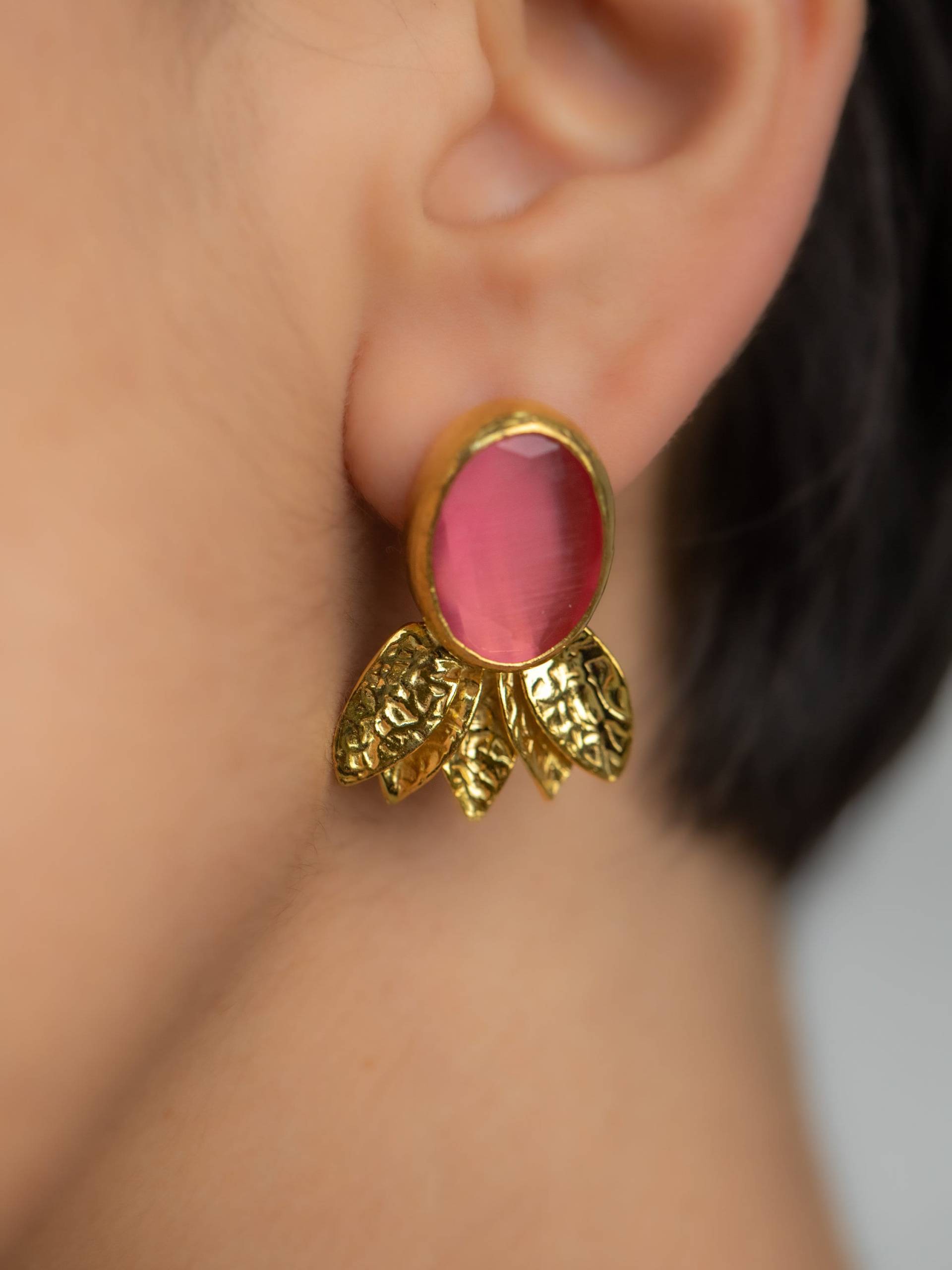 Fuchsie Katzenauge Stein Ohrstecker 22K Gold Filled Messing Neujahrsgeschenk Für Sie von Flechazojewelry