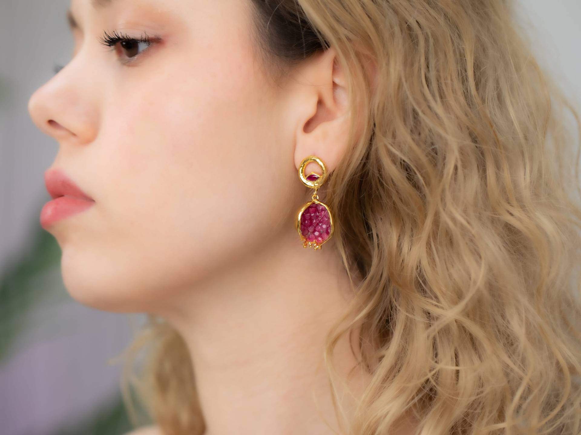 Granatapfel Jade Ohrringe 22K Vergoldete Messing, Handgemachter Schmuck Neujahr Geschenk Für Sie von Flechazojewelry