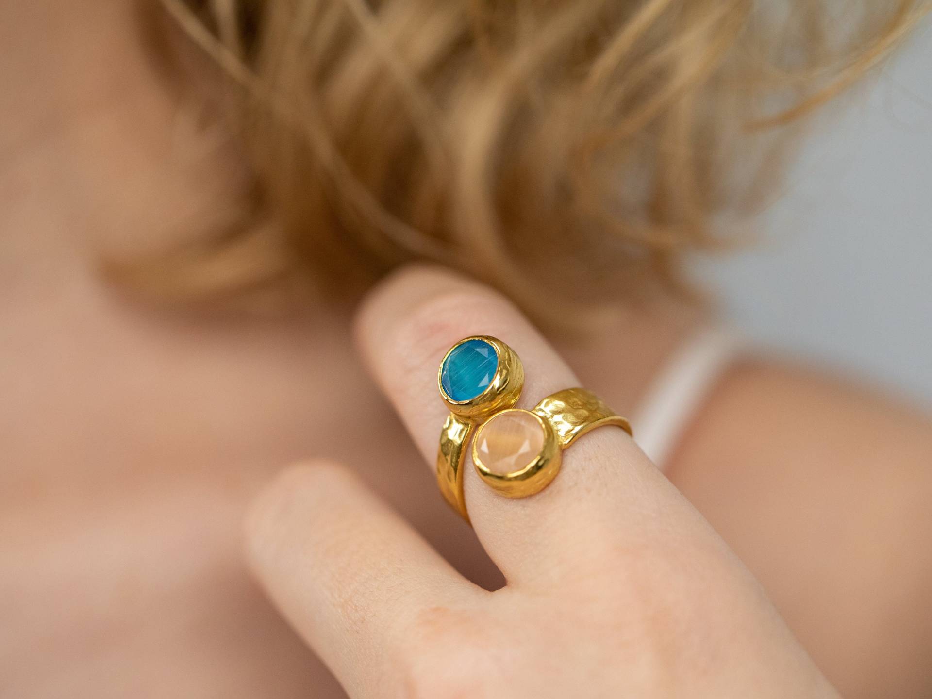 Handgefertigter Zwei-stein-Ring Aquamarin & Braunes Katzenauge, 22K Vergoldet Neujahrsgeschenk Für Sie von Flechazojewelry