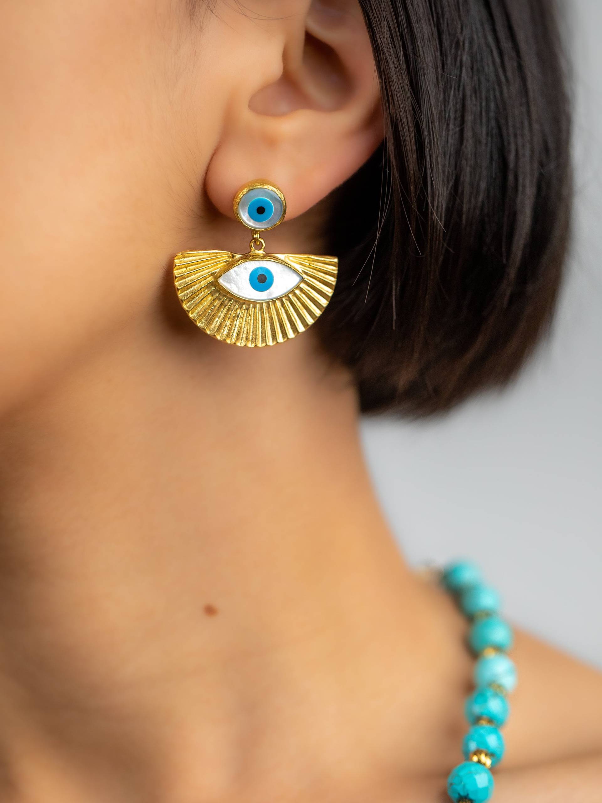 Handgemachte 22K Gold Füllte Evil Eye Ohrringe Perlmutt-Charme, Handgemachter Neues Jahr Frauen Schmuck, Geschenk Für Sie, Weihnachtsgeschenk von Flechazojewelry