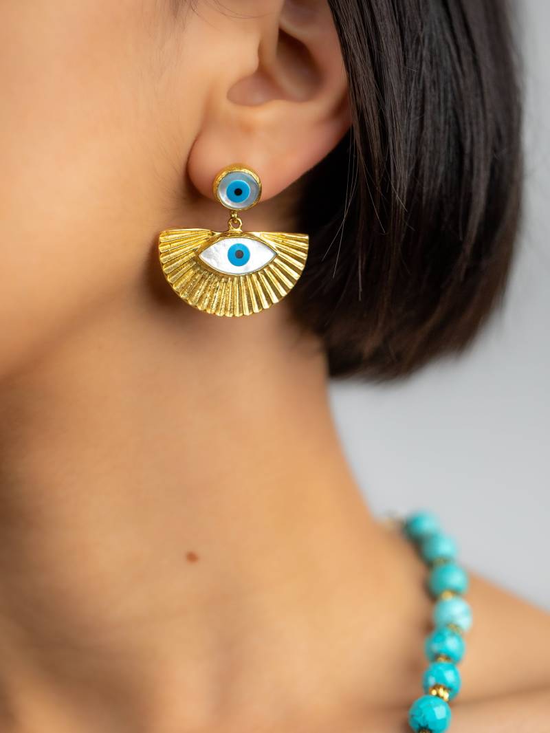 Handgemachte 22K Gold Füllte Evil Eye Ohrringe Perlmutt-Charme, Handgemachter Neues Jahr Frauen Schmuck, Geschenk Für Sie, Weihnachtsgeschenk von Flechazojewelry