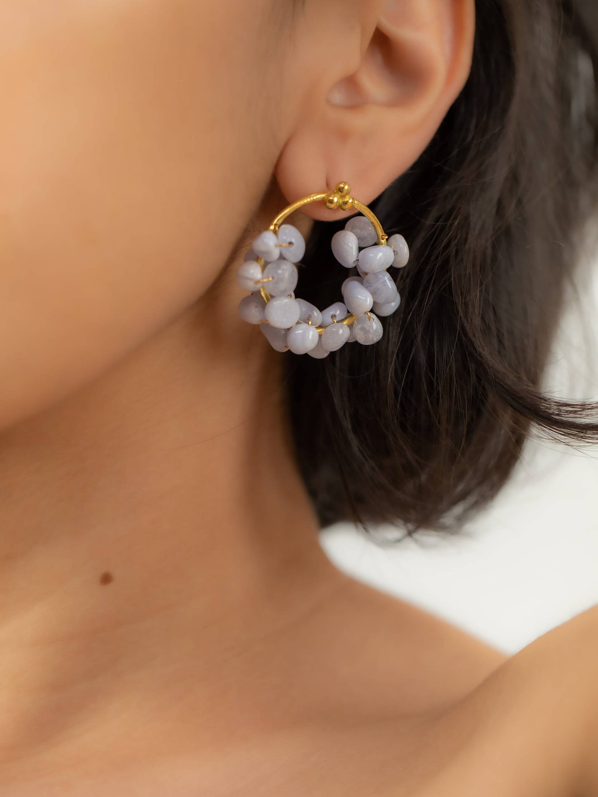 Handgemachte Chalcedon Hoop Ohrringe 22K Gold Filled Messing Neujahrsgeschenk Für Sie von Flechazojewelry