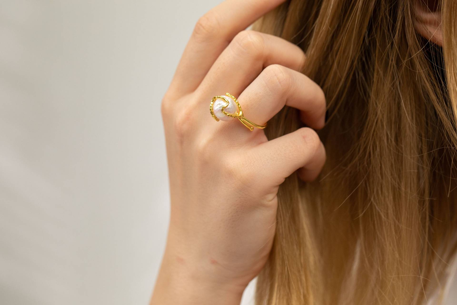 statement Perlenring 22K Vergoldetes Messing, Handgemachter Schmuck Neujahrsgeschenk Für Sie von Flechazojewelry