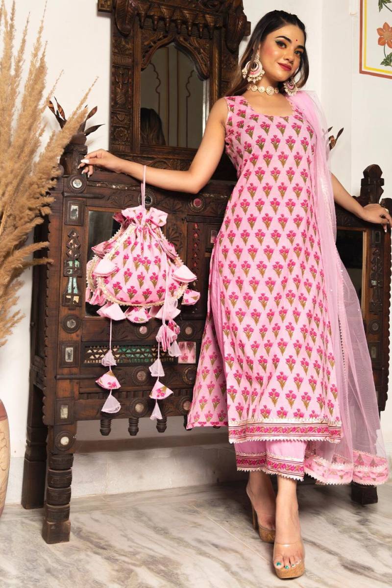Gulbahar Pink Hand Blockanzug Set von FledglingWings