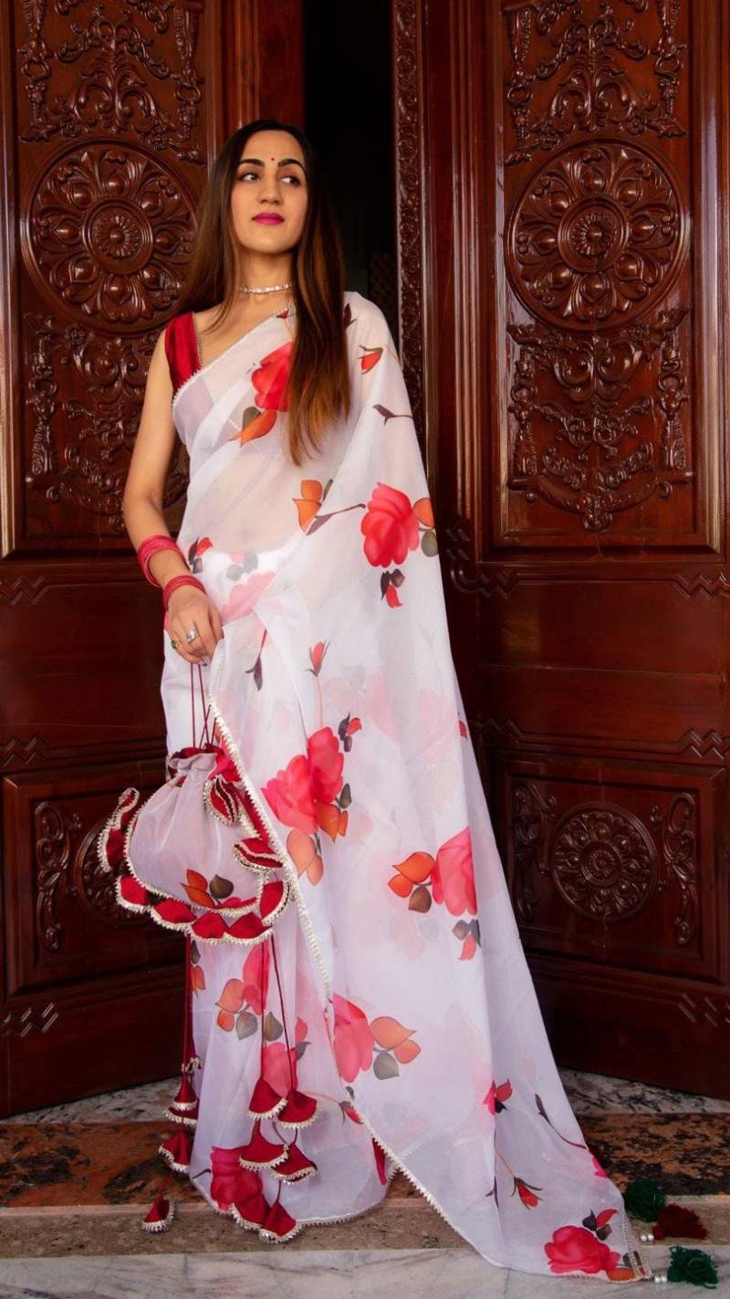 Rote Phool Organza Saree von FledglingWings