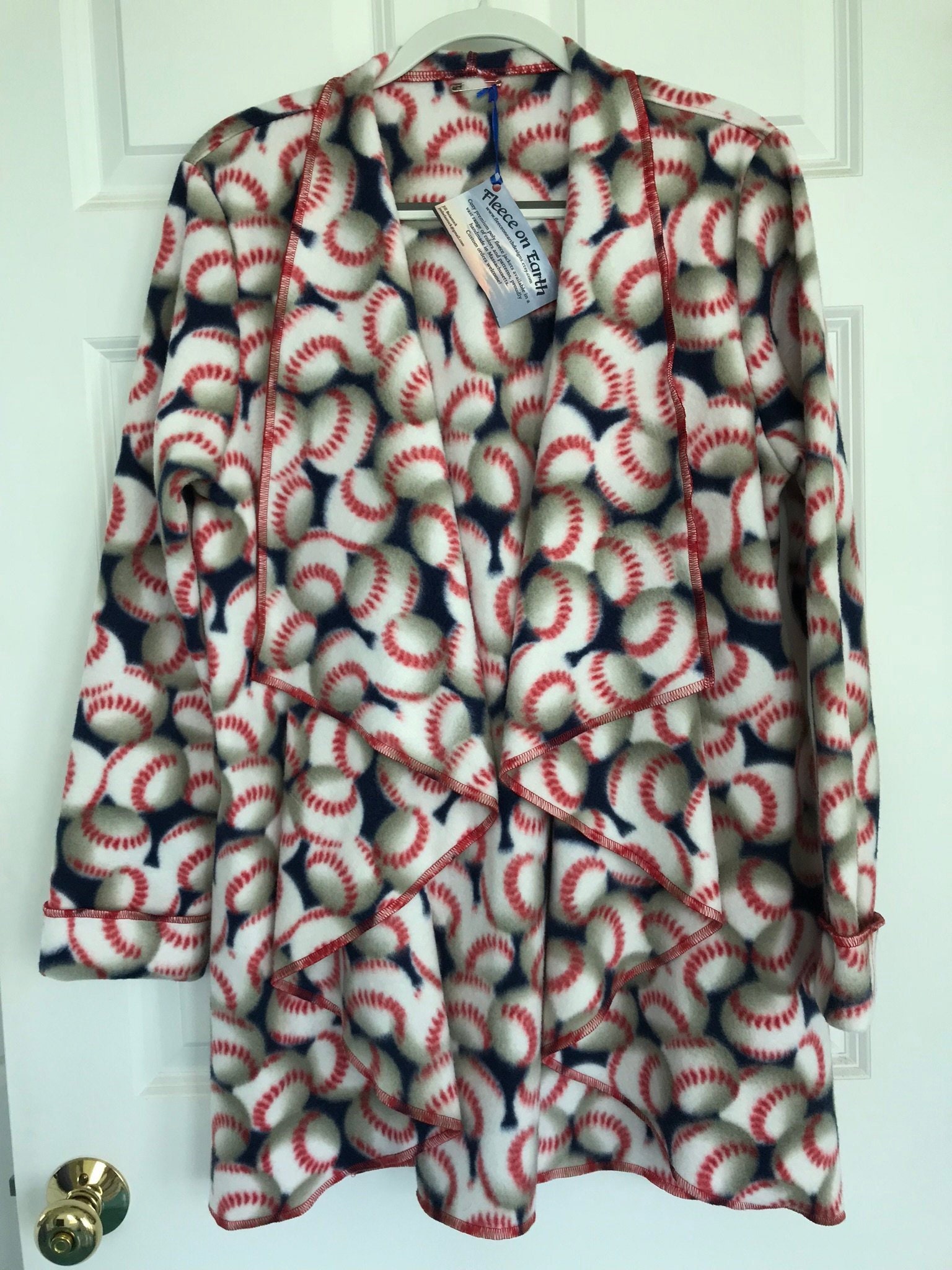 Kuschelige Fleece Wickeljacke - Batter Up von FleeceOnEarthDesigns