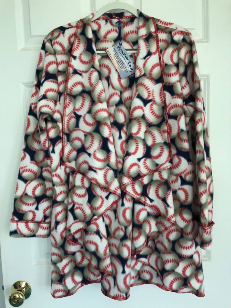 Kuschelige Fleece Wickeljacke - Batter Up von FleeceOnEarthDesigns