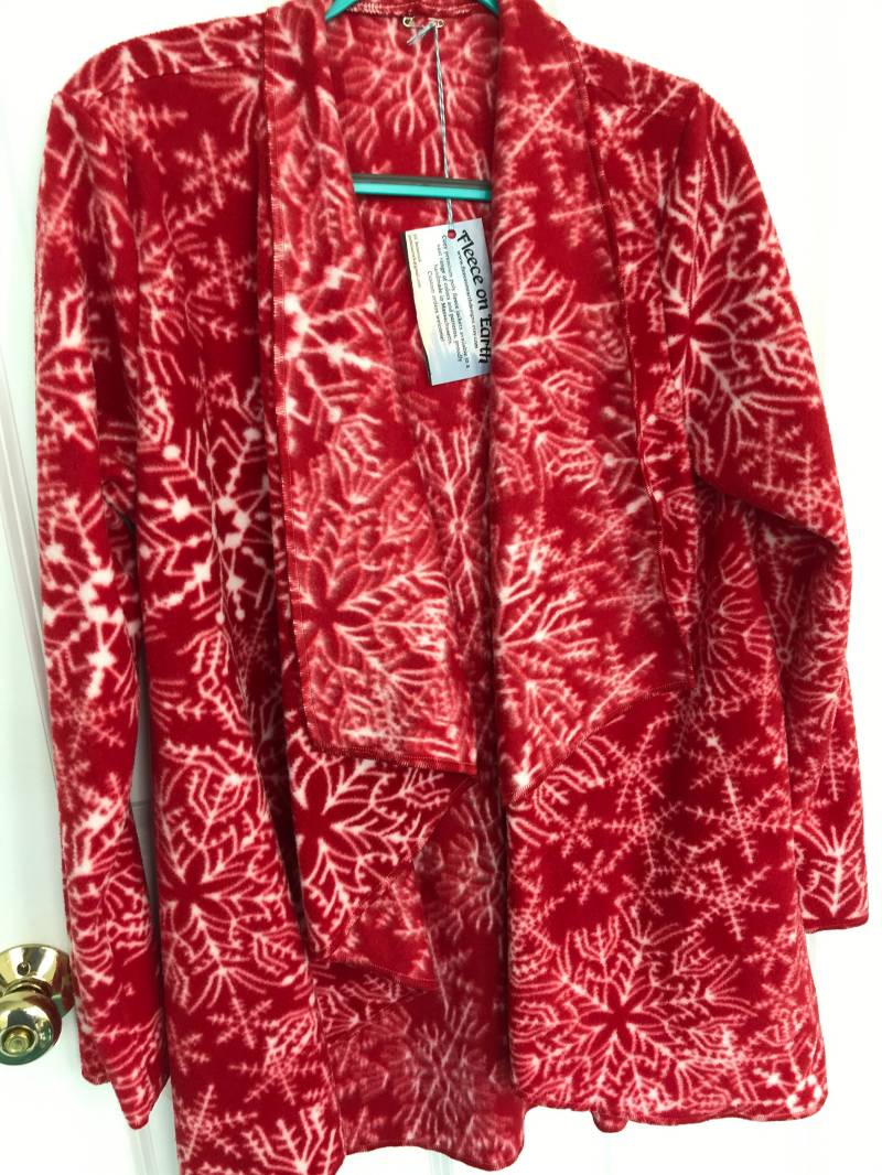 Kuschelige Fleece Wickeljacke - Rote Schneeflocken von FleeceOnEarthDesigns