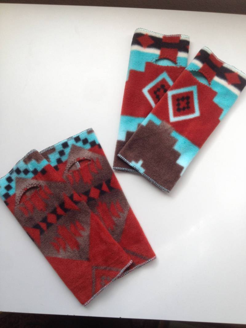 Fleece Fingerlose Handschuhe Cody Print Armstulpen von FleeceStudio