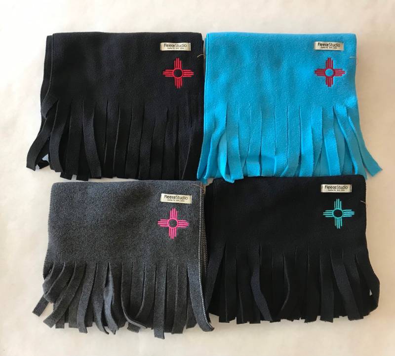 Fleece Schal Mit Zia Stickerei, Waschbar, Vier Farbkombinationen, Made in Santa Fe, Nm von FleeceStudio