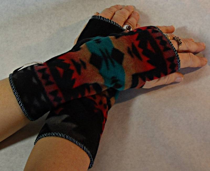 Schwarze Canyon Fleece Fingerlose Handschuhe, Black Print Pulswärmer, Sw Texthandschuhe, Hergestellt in Santa Fe, Nm, Geschenke Für Jugendliche von FleeceStudio