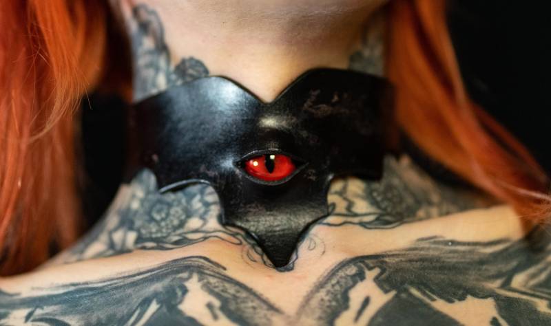 Kamazotz - Fledermaus Chocker Mit Rotem Dämonen Glasauge von FleischauerCreations