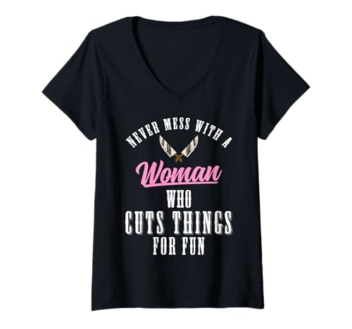 Damen Never Mess With A Woman Who Cuts Things Meat Cutter Butcher T-Shirt mit V-Ausschnitt Damen Never Mess With A Woman Who Cuts Things Meat Cutter Butcher T-Shirt mit V-Ausschnitt von Fleischer Fleisch Schneider Metzger