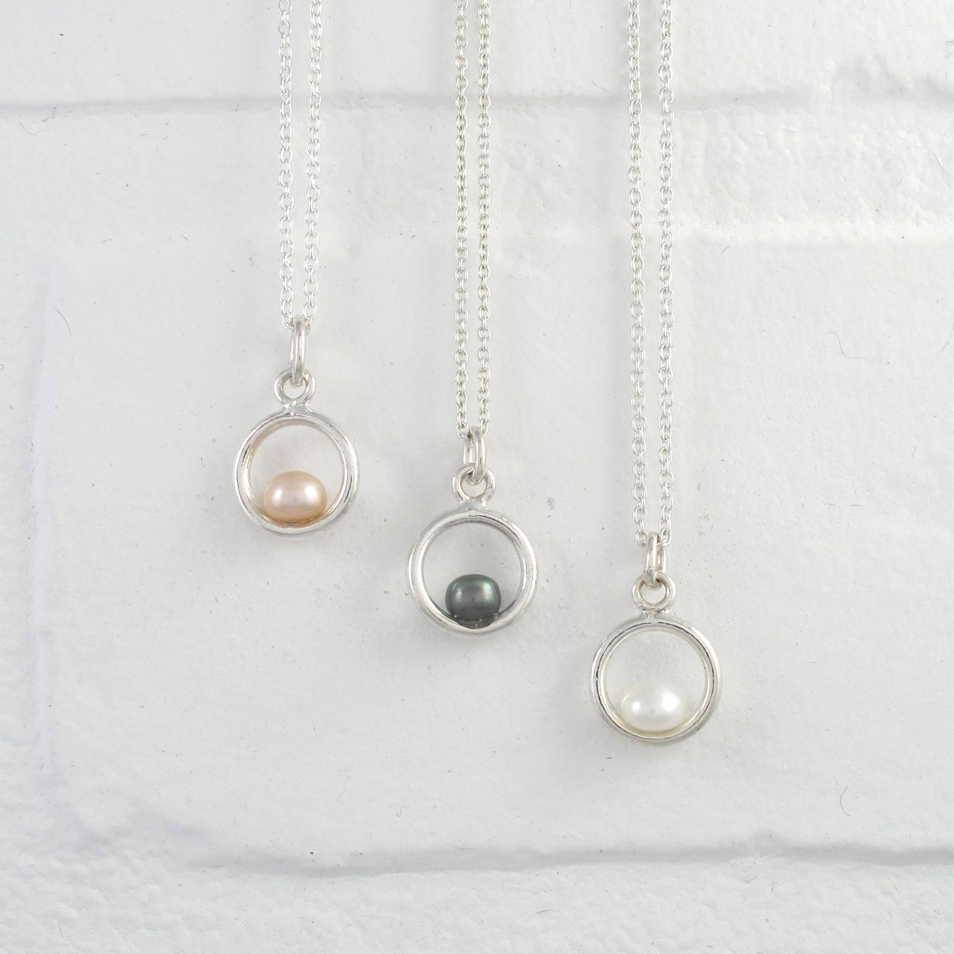 Einfache Silber Kreis Anhänger Mit Perle Halskette. Jeden Tag Silber & Süßwasser Perle + Sterling Kette. Einzelperlenkette Einfache Silber Kreis Anhänger Mit Perle Halskette. Jeden Tag Silber & Süßwasser Perle + Sterling Kette. Einzelperlenkette von FleschShop
