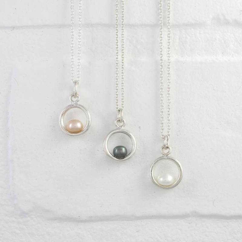 Einfache Silber Kreis Anhänger Mit Perle Halskette. Jeden Tag Silber & Süßwasser Perle + Sterling Kette. Einzelperlenkette Einfache Silber Kreis Anhänger Mit Perle Halskette. Jeden Tag Silber & Süßwasser Perle + Sterling Kette. Einzelperlenkette von FleschShop