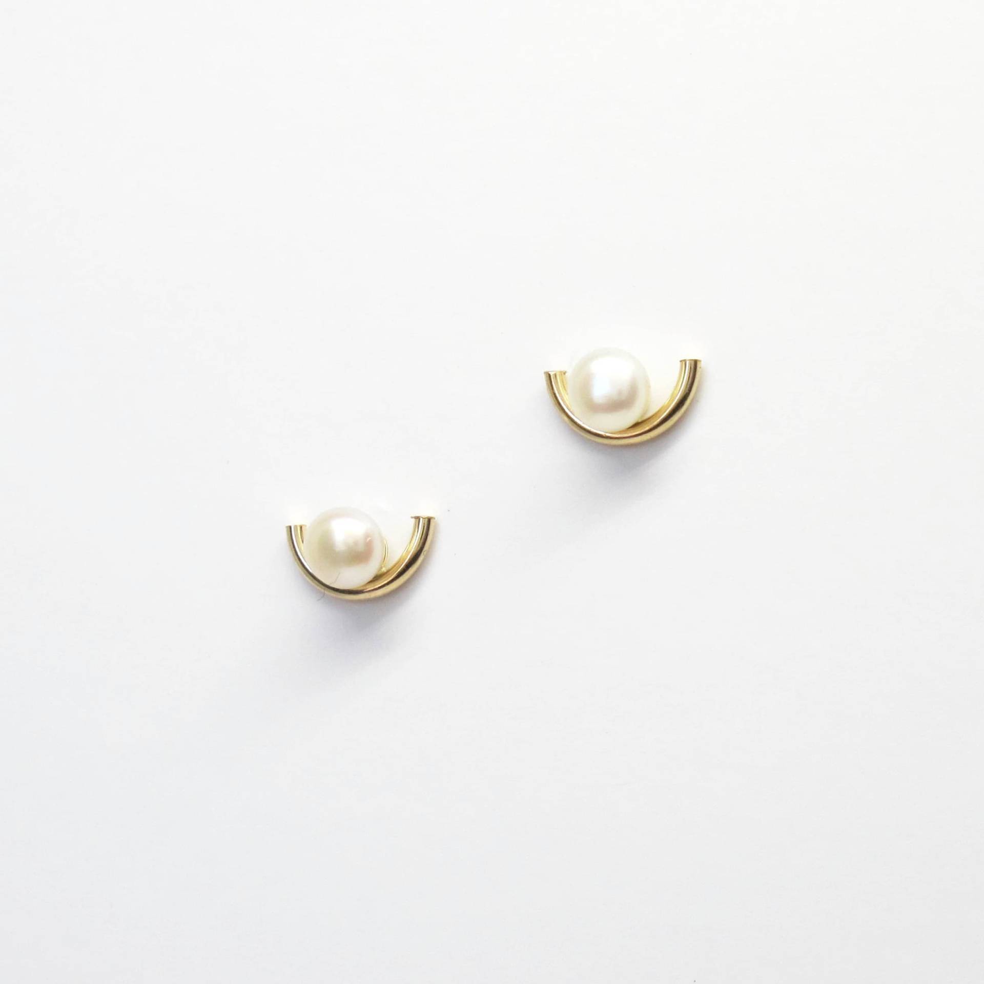 Gold Halbmond Ohrringe + Ohrstecker. Vielseitige 2 in 1 Ohrringe. Mond Süsswasserperle Auf Silber Ohrsteckern. Moderne Zierliche Perlenohrringe Gold Halbmond Ohrringe + Ohrstecker. Vielseitige 2 in 1 Ohrringe. Mond Süsswasserperle Auf Silber Ohrsteckern. Moderne Zierliche Perlenohrringe von FleschShop
