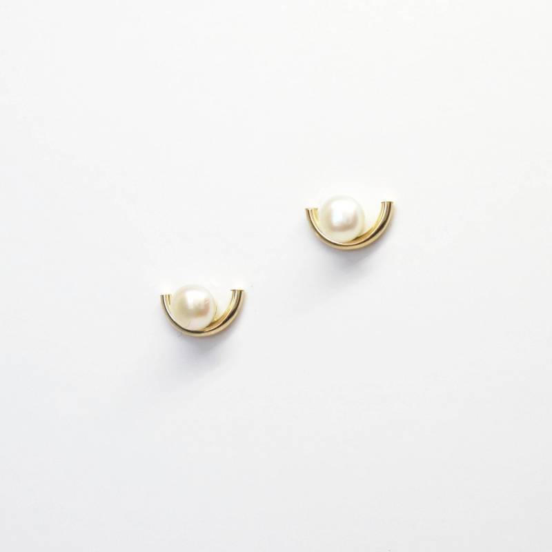 Gold Halbmond Ohrringe + Ohrstecker. Vielseitige 2 in 1 Ohrringe. Mond Süsswasserperle Auf Silber Ohrsteckern. Moderne Zierliche Perlenohrringe Gold Halbmond Ohrringe + Ohrstecker. Vielseitige 2 in 1 Ohrringe. Mond Süsswasserperle Auf Silber Ohrsteckern. Moderne Zierliche Perlenohrringe von FleschShop