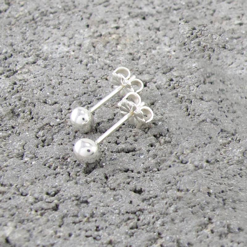 Kleine Silberne Kugel-Ohrstecker + Sterlingsilber-Ohrstecker. Runde Ohrringe Aus Recyceltem Sterlingsilber. Minimalist Sterling Silber Kugel Kleine Silberne Kugel-Ohrstecker + Sterlingsilber-Ohrstecker. Runde Ohrringe Aus Recyceltem Sterlingsilber. Minimalist Sterling Silber Kugel von FleschShop