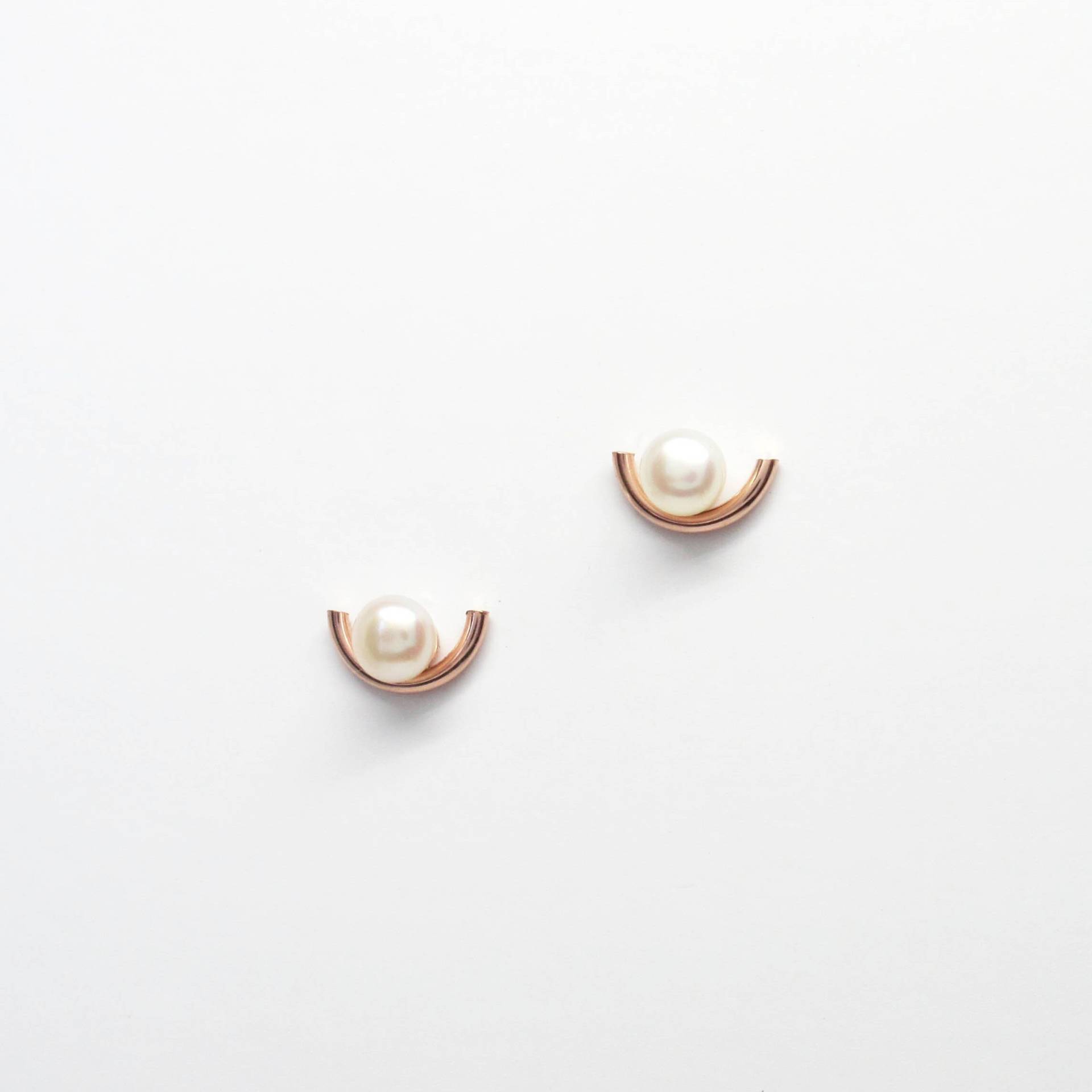 Rosegold Halbmond Ohrringe + Perlenstecker. Minimalist Rose Gold Mond Breloque Perle Auf Sterling Silber Stecker. Moderne Zierliche Perlenohrringe Rosegold Halbmond Ohrringe + Perlenstecker. Minimalist Rose Gold Mond Breloque Perle Auf Sterling Silber Stecker. Moderne Zierliche Perlenohrringe von FleschShop