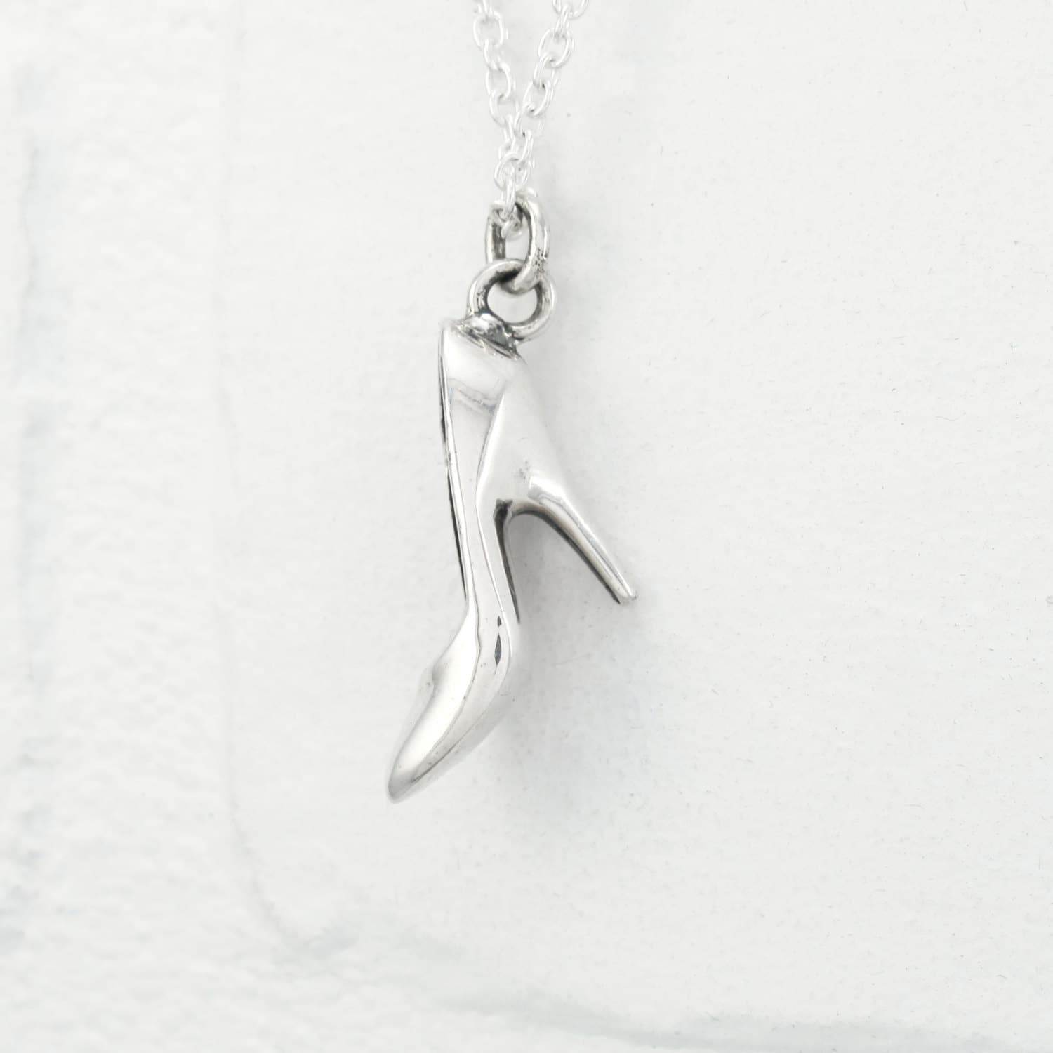 Sterling Silber Miniatur-Schuh-Anhänger. Miniatur Barbie Heel Schuh Halskette. Silberne Puppe Mit Stiletto Absatz An Einer Silber Kabelkette Sterling Silber Miniatur-Schuh-Anhänger. Miniatur Barbie Heel Schuh Halskette. Silberne Puppe Mit Stiletto Absatz An Einer Silber Kabelkette von FleschShop