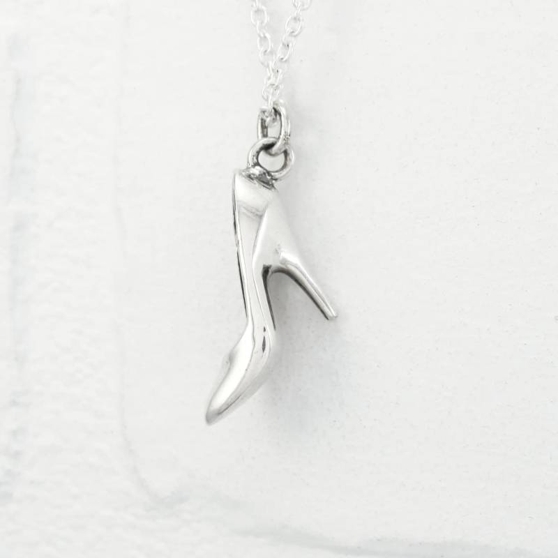 Sterling Silber Miniatur-Schuh-Anhänger. Miniatur Barbie Heel Schuh Halskette. Silberne Puppe Mit Stiletto Absatz An Einer Silber Kabelkette Sterling Silber Miniatur-Schuh-Anhänger. Miniatur Barbie Heel Schuh Halskette. Silberne Puppe Mit Stiletto Absatz An Einer Silber Kabelkette von FleschShop