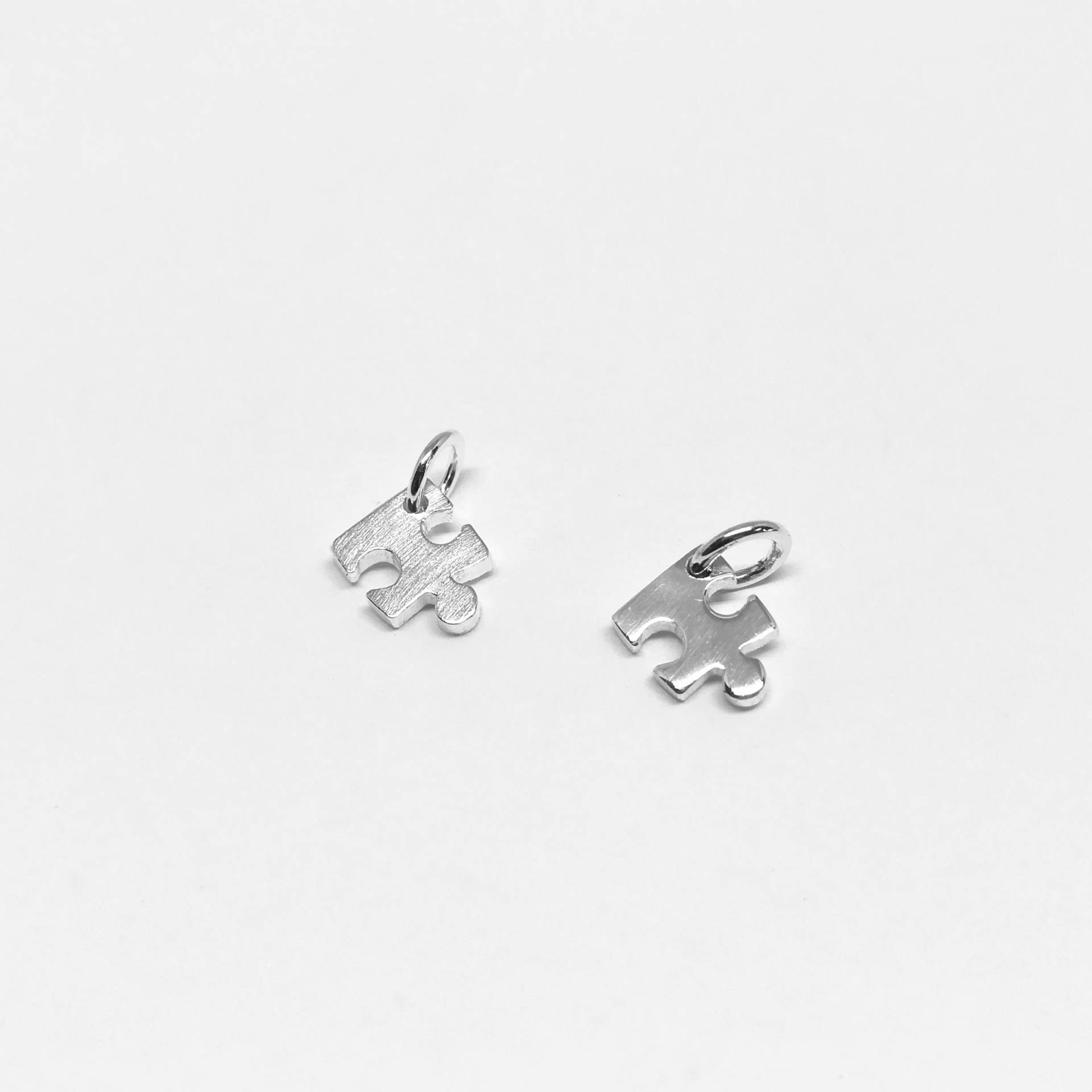 Winzige Puzzle Stück Anhänger Halskette. Handgefertigter .925 Sterling Silber Puzzleteil-Anhänger An Einer Zierlichen Silberkette Winzige Puzzle Stück Anhänger Halskette. Handgefertigter .925 Sterling Silber Puzzleteil-Anhänger An Einer Zierlichen Silberkette von FleschShop