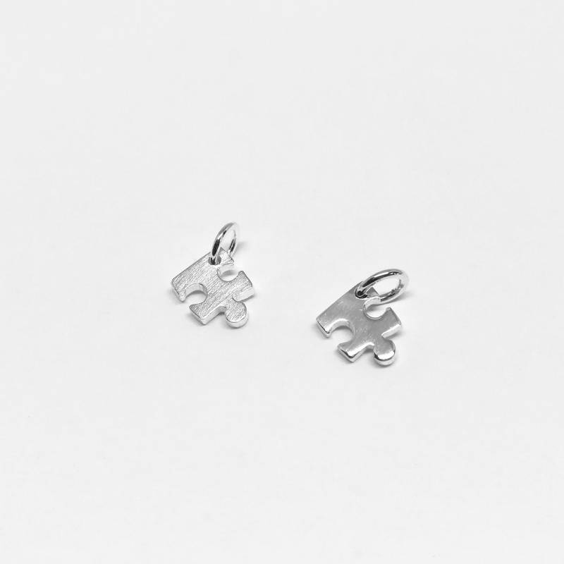 Winzige Puzzle Stück Anhänger Halskette. Handgefertigter .925 Sterling Silber Puzzleteil-Anhänger An Einer Zierlichen Silberkette Winzige Puzzle Stück Anhänger Halskette. Handgefertigter .925 Sterling Silber Puzzleteil-Anhänger An Einer Zierlichen Silberkette von FleschShop
