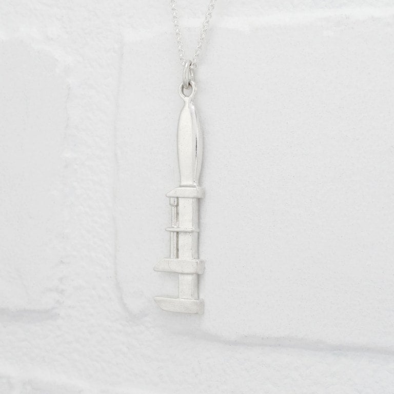 sterling Silber Clue Wrench Anhänger. Cue Waffe Token Halskette. Miniatur-Werkzeug-Schraubenschlüssel An Silber Kette. Cluedo Brettspiel Schmuck sterling Silber Clue Wrench Anhänger. Cue Waffe Token Halskette. Miniatur-Werkzeug-Schraubenschlüssel An Silber Kette. Cluedo Brettspiel Schmuck von FleschShop