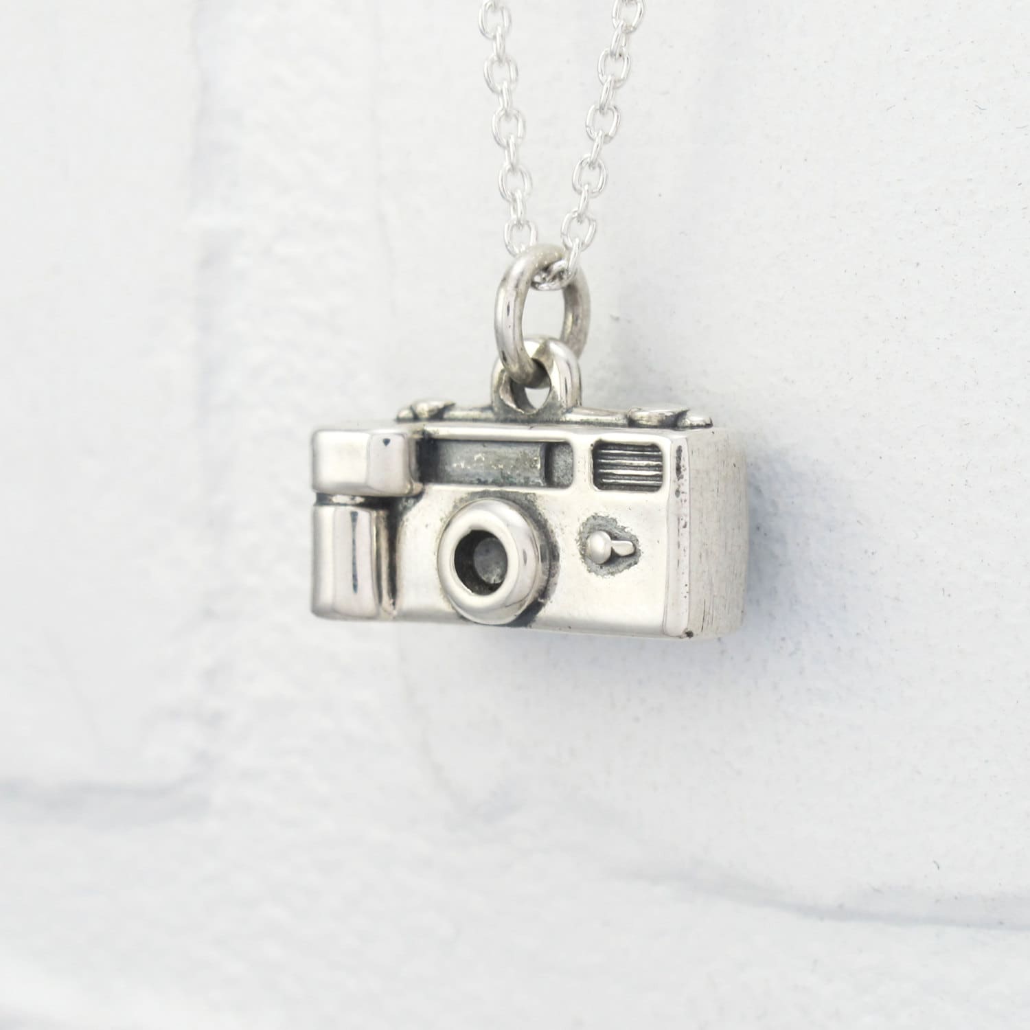 sterling Silber Kamera Anhänger An Langer Kette. Miniatur Barbie Kamera Halskette Kabel Fotografen Schmuck sterling Silber Kamera Anhänger An Langer Kette. Miniatur Barbie Kamera Halskette Kabel Fotografen Schmuck von FleschShop