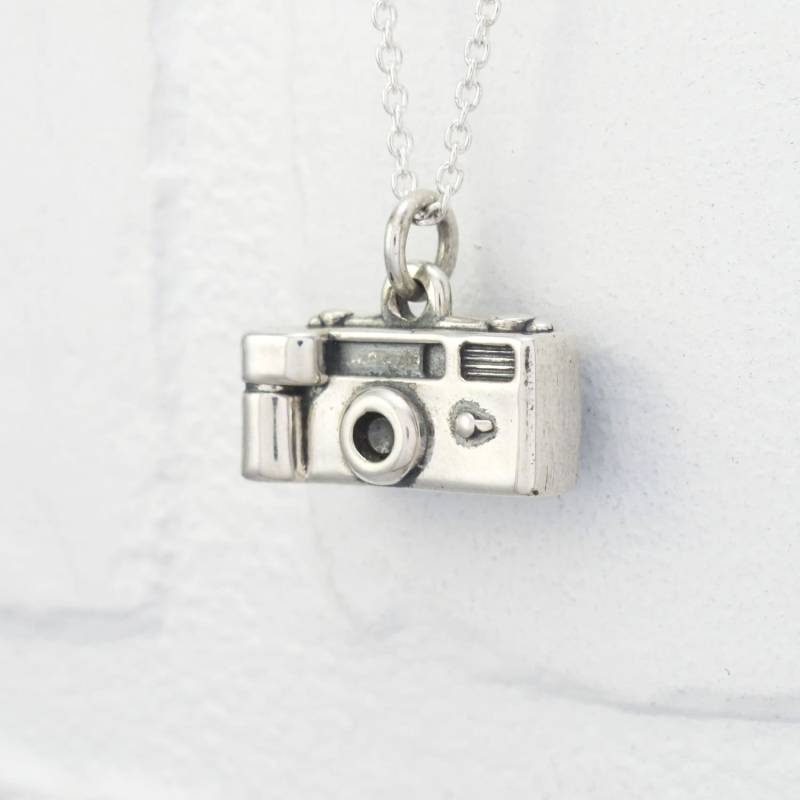 sterling Silber Kamera Anhänger An Langer Kette. Miniatur Barbie Kamera Halskette Kabel Fotografen Schmuck sterling Silber Kamera Anhänger An Langer Kette. Miniatur Barbie Kamera Halskette Kabel Fotografen Schmuck von FleschShop