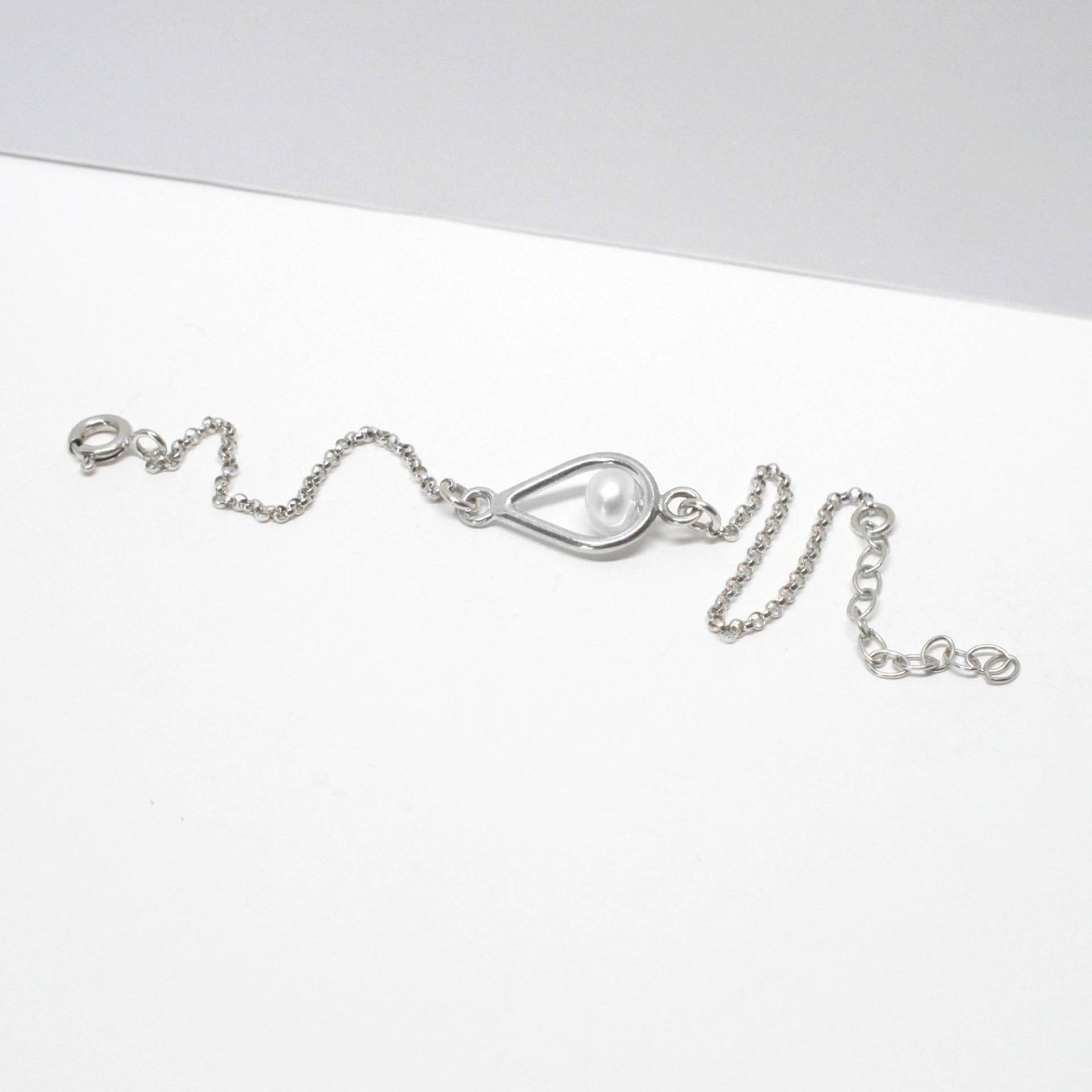 sterling Silber Teardrop Perlenarmband. Armband Mit Süsswasserperle An Silber Kette. Natürliche Perle Auf Handgefertigtem Silbertropfen sterling Silber Teardrop Perlenarmband. Armband Mit Süsswasserperle An Silber Kette. Natürliche Perle Auf Handgefertigtem Silbertropfen von FleschShop