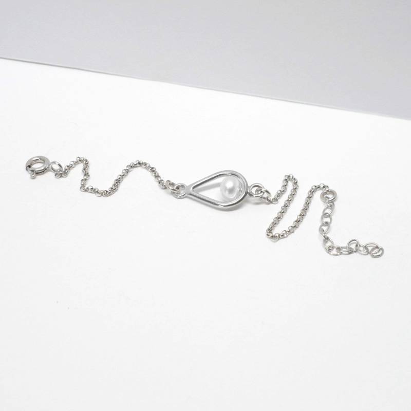 sterling Silber Teardrop Perlenarmband. Armband Mit Süsswasserperle An Silber Kette. Natürliche Perle Auf Handgefertigtem Silbertropfen sterling Silber Teardrop Perlenarmband. Armband Mit Süsswasserperle An Silber Kette. Natürliche Perle Auf Handgefertigtem Silbertropfen von FleschShop