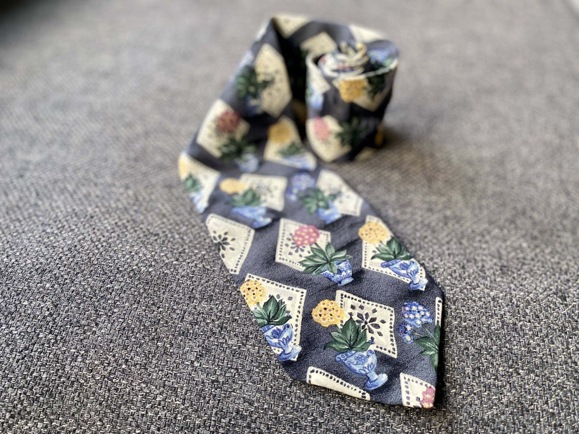 Charlston The Rack Necktie Vintage 100% Seide Retro Druck, Herren Erwachsene Krawatte, Vase Muster Blume, Grau Blau von FleshFresh