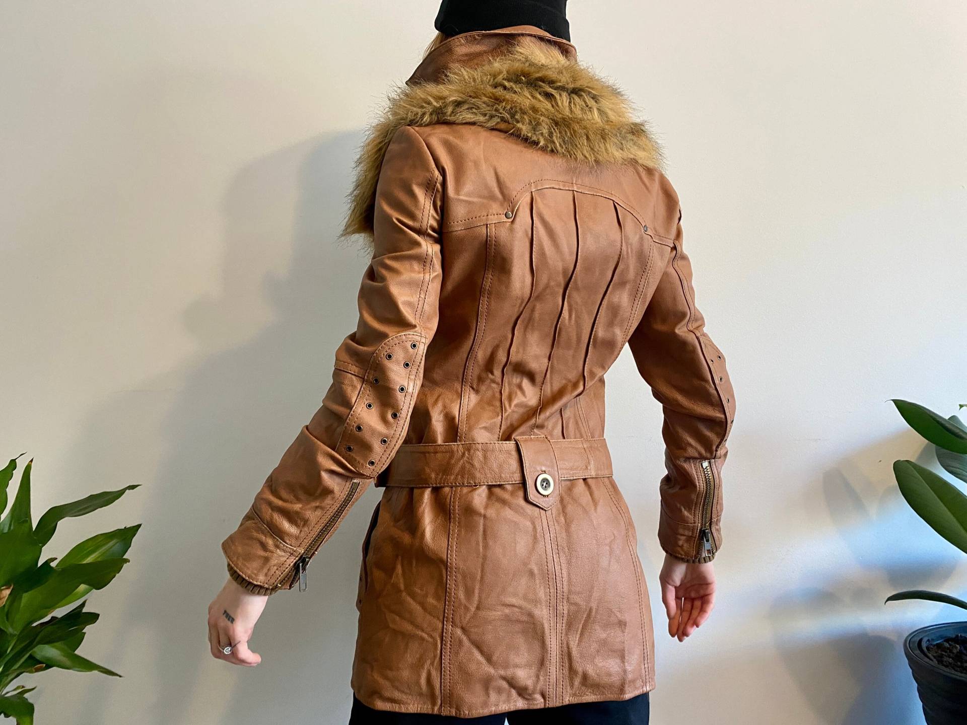 Y2K Leder Trenchcoat Mit Kunstfell Und Abnehmbarem Kragen, Gürtel Mittelmantel, Frühling Vibe, Echt Braunes Damen Mantel, Größe S-M von FleshFresh