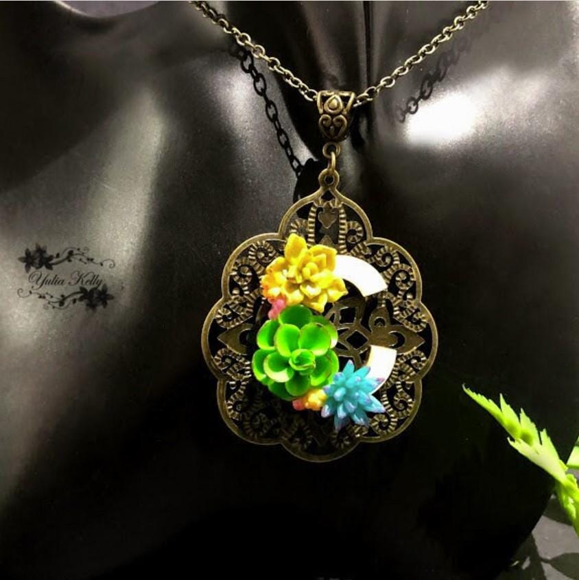 Personalisierte Halskette Mit Name, Initial Anhänger, Buchstabe Charm, Fimo Sukkulente Blume, Anfangsanhänger, Geschenk Inklusive von FleurClayDesign