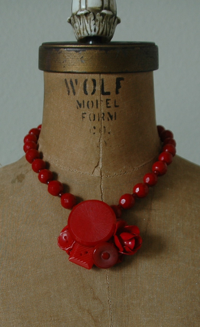 Facettierte Glasperle Halskette Wit Vintage Button Anhänger - "Red Valentine" Verkauf Facettierte Glasperle Halskette Wit Vintage Button Anhänger - "Red Valentine" Verkauf von FleurSauvage