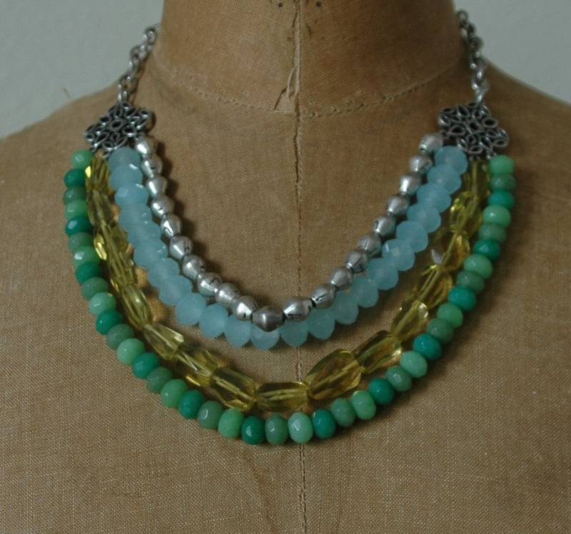 Ungewöhnliche Vier Strang Moderne Halskette - "Faceted Glass Glory" Blow-Out Verkauf Ungewöhnliche Vier Strang Moderne Halskette - "Faceted Glass Glory" Blow-Out Verkauf von FleurSauvage