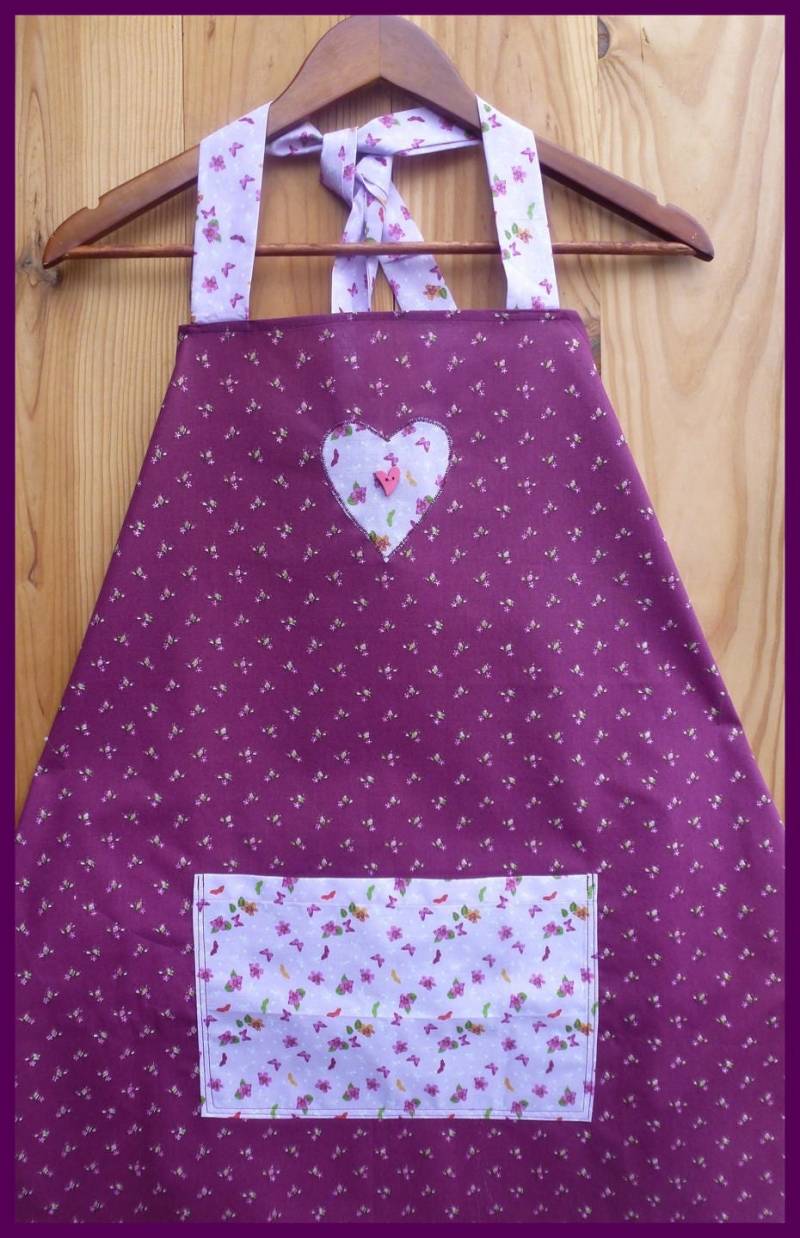 Burgunderrote Küchenschürze „Vive Le Printemps" Mit Vordertasche Und „Schmetterling"-Applikation von FleurdeLinBoutique