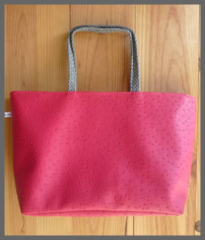 Fuchsiafarbene Handtasche Aus Straußenleder Mit Reißverschluss von FleurdeLinBoutique