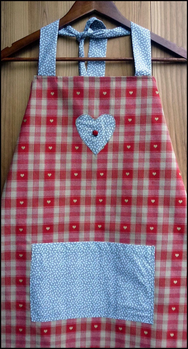 Küchenschürze „En Rouge" Aus Rot-Beigem Karostoff Mit Kleinen Beigen Herzen von FleurdeLinBoutique