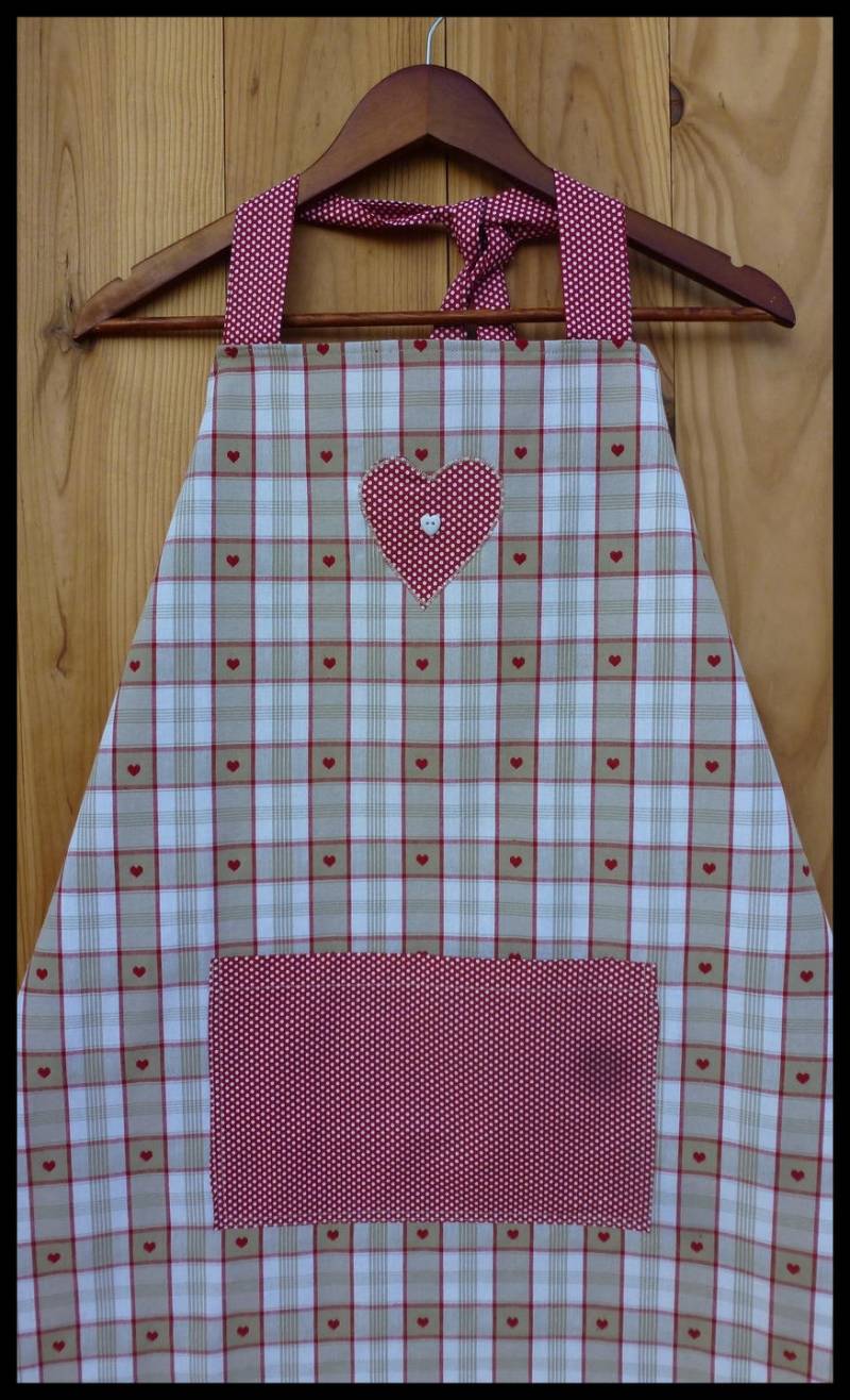 Küchenschürze „Mes Petits Coeurs" Aus Beige Kariertem Baumwollstoff Und Kleinen Roten Herzen von FleurdeLinBoutique